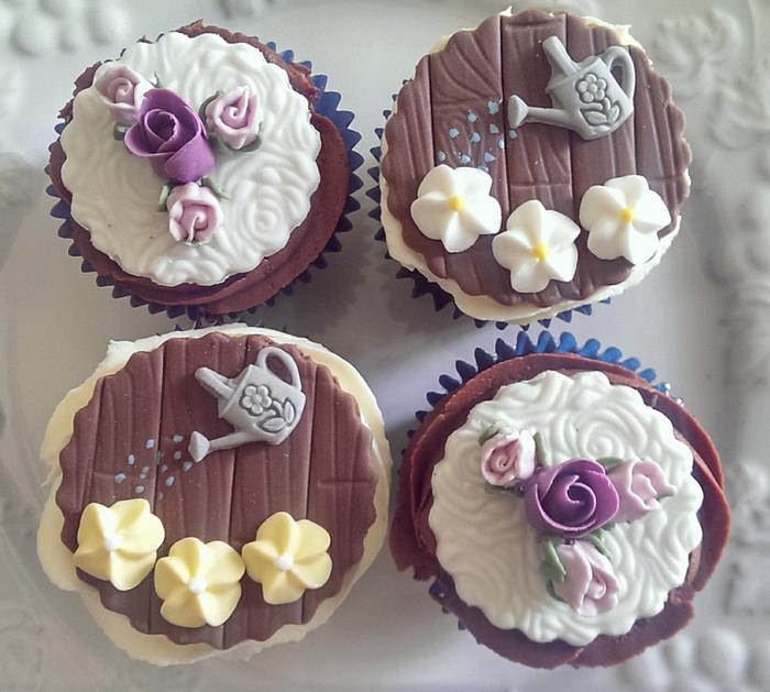 rose and daisy summer cupcakes