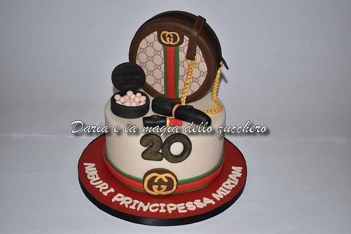 Gucci cake - Decorated Cake by Daria Albanese - CakesDecor