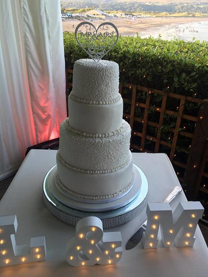simple and sleek wedding cake