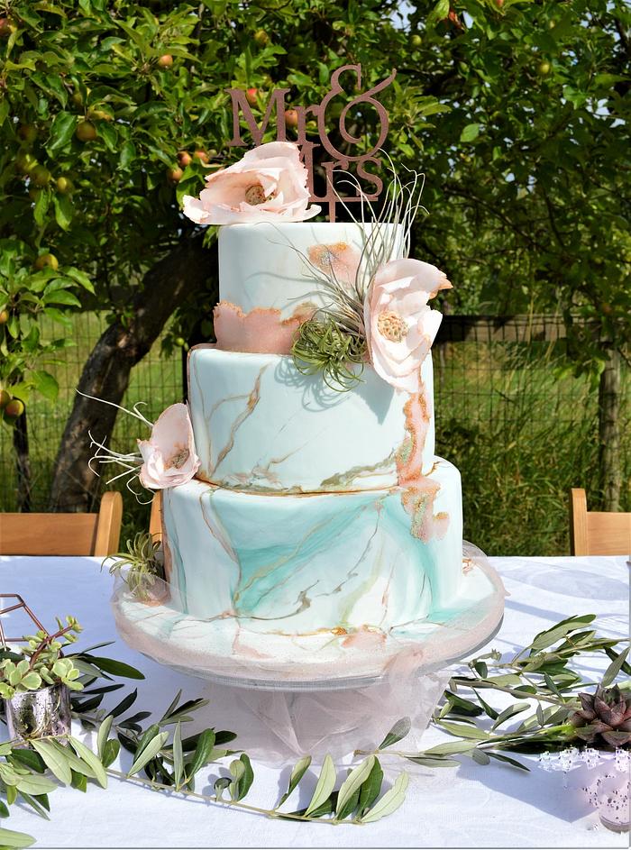 green and gold marble spring weddingcake