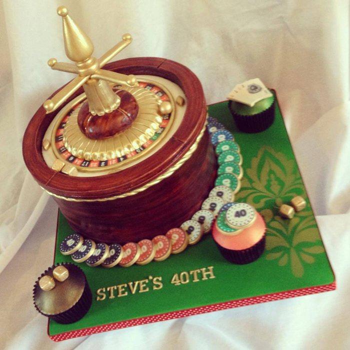 Roulette wheel cake and cupcakes