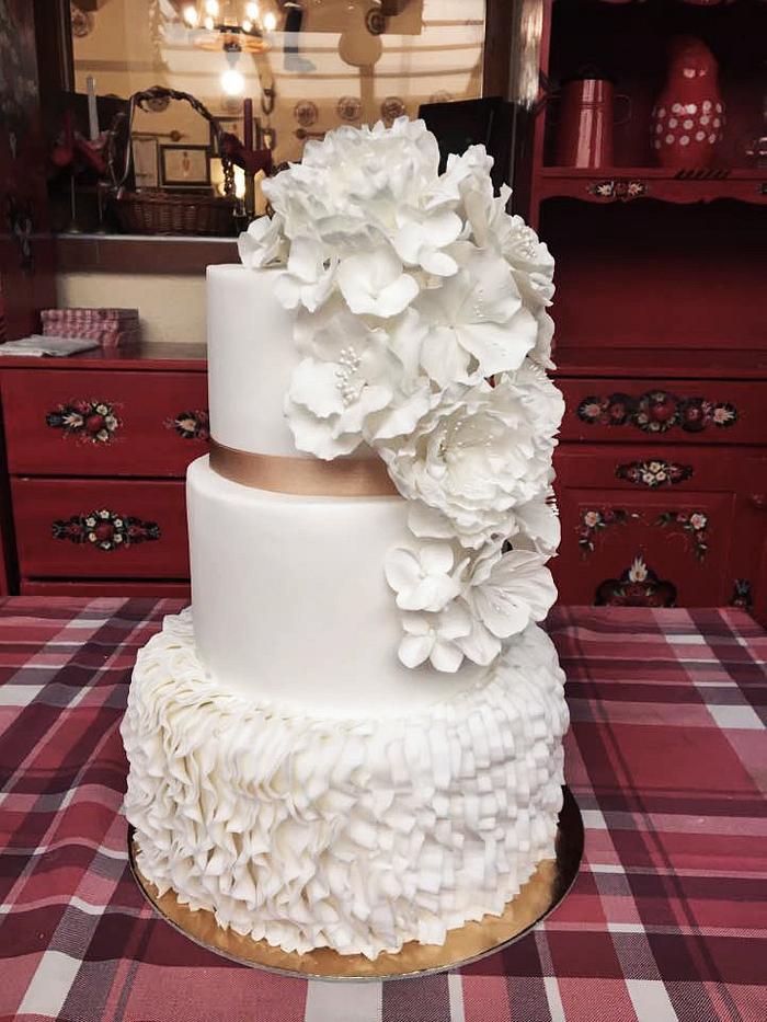 White flowers ruffel cake