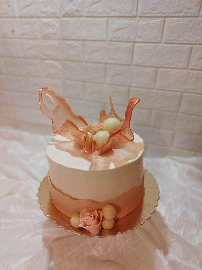 Cake with isomalt decoration
