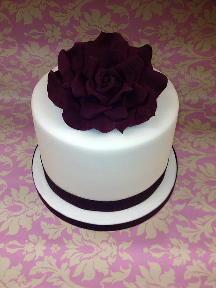 Large Aubergine rose Cake & matching cupcakes