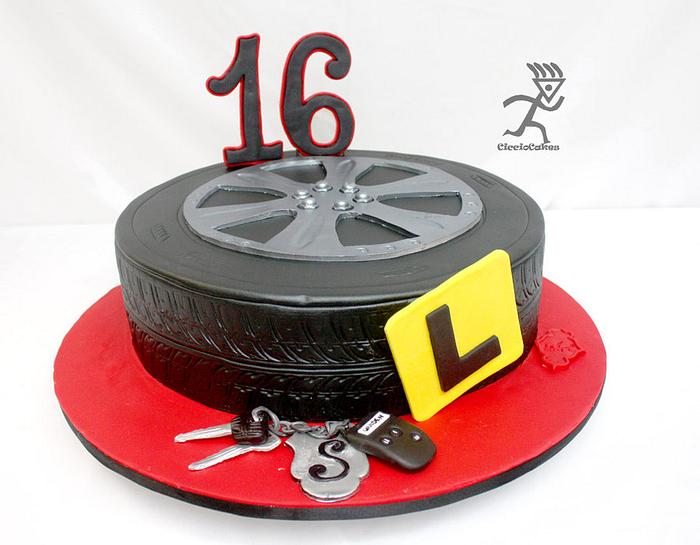 14" Tyre Cake with Edible Keyring & Keys