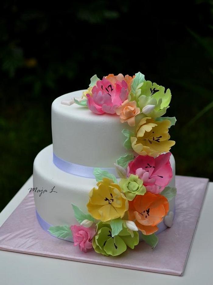 wedding cake with pastel tulips 