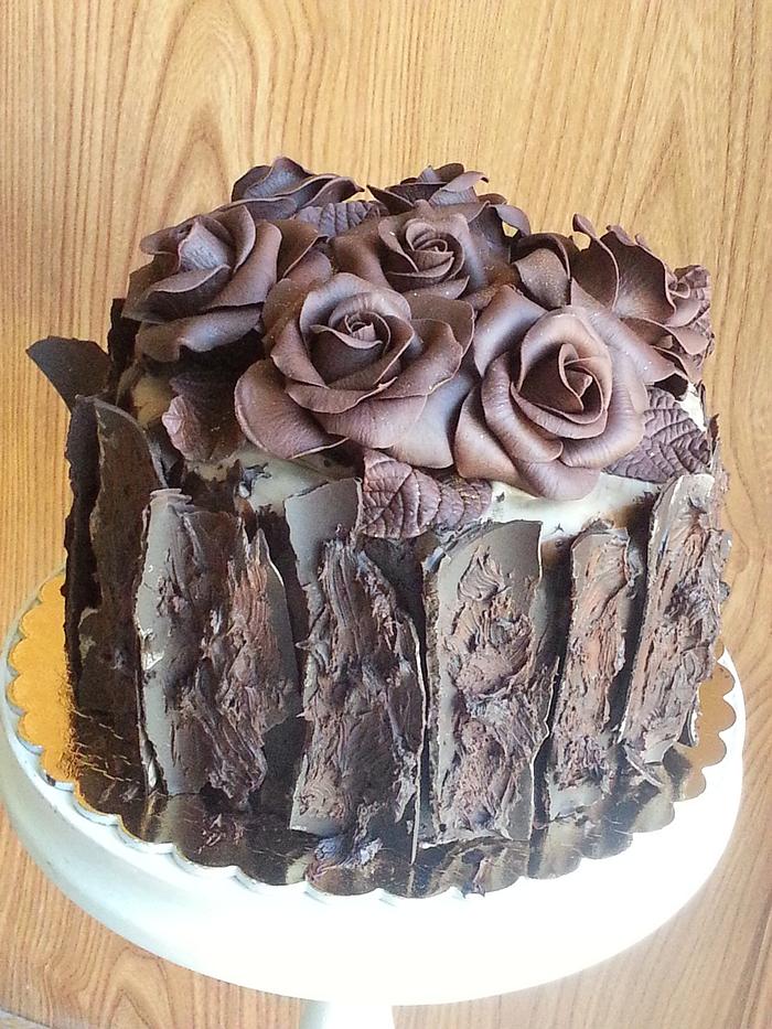 Stump with chocolate roses