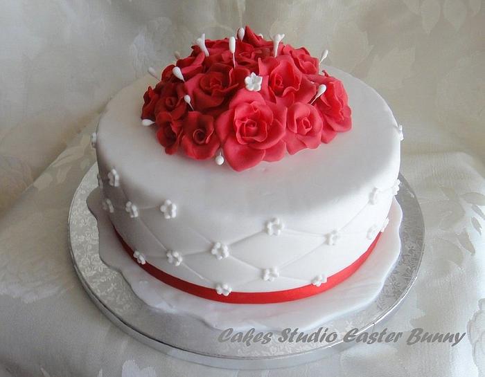 Red roses wedding cake.