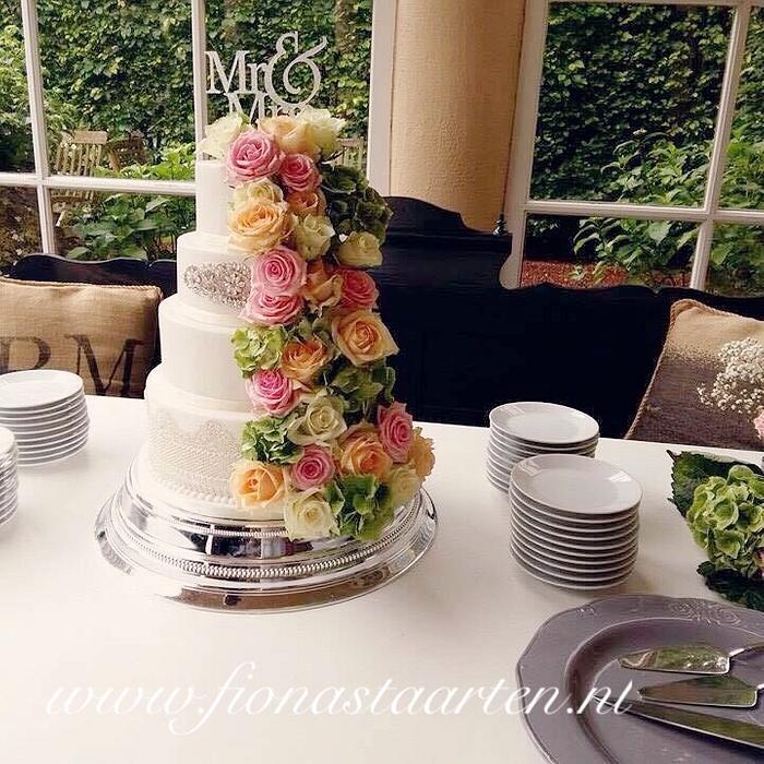 Weddingcake with fresh flowers