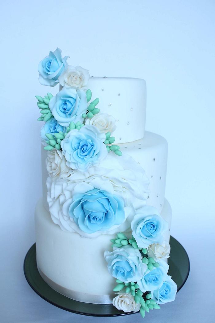 Full of blue roses wedding cake 