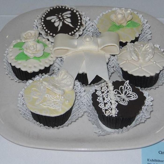 Bow cupcakes
