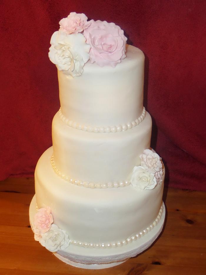 pale roses wedding cake