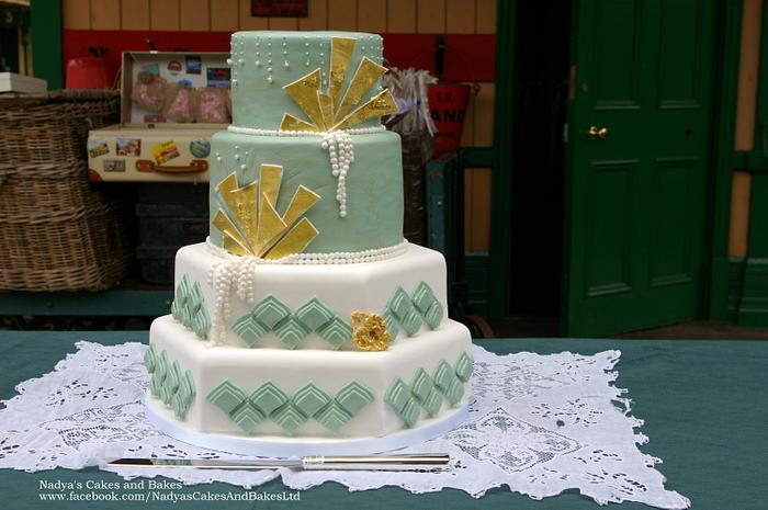 Art deco cake in green and gold
