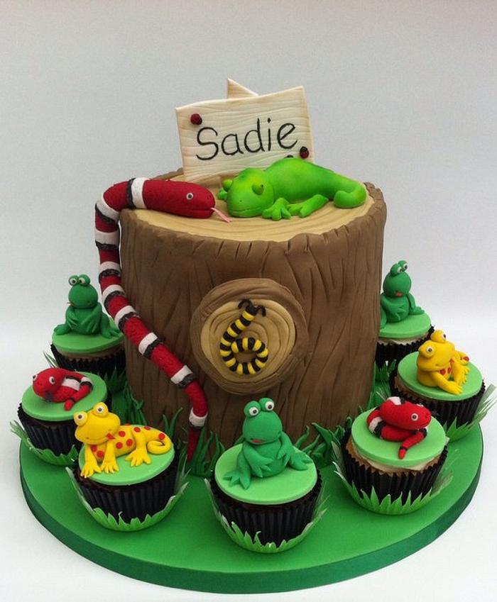 Reptile themed cake and cupcakes