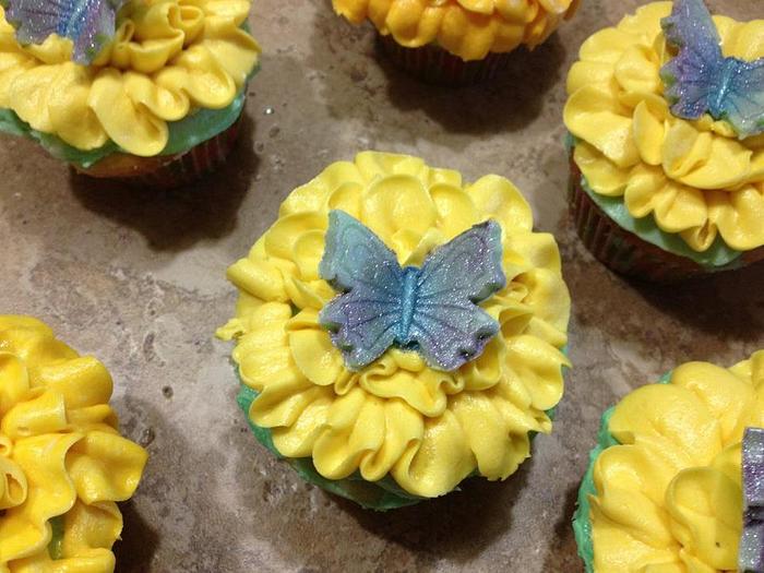 Flower cupcakes with butterflies 