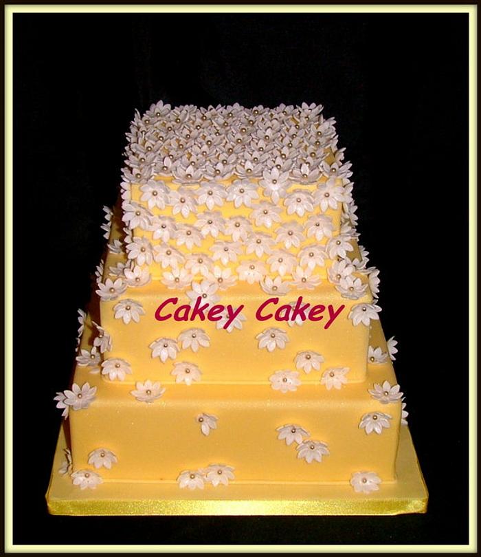 Daisy wedding cake