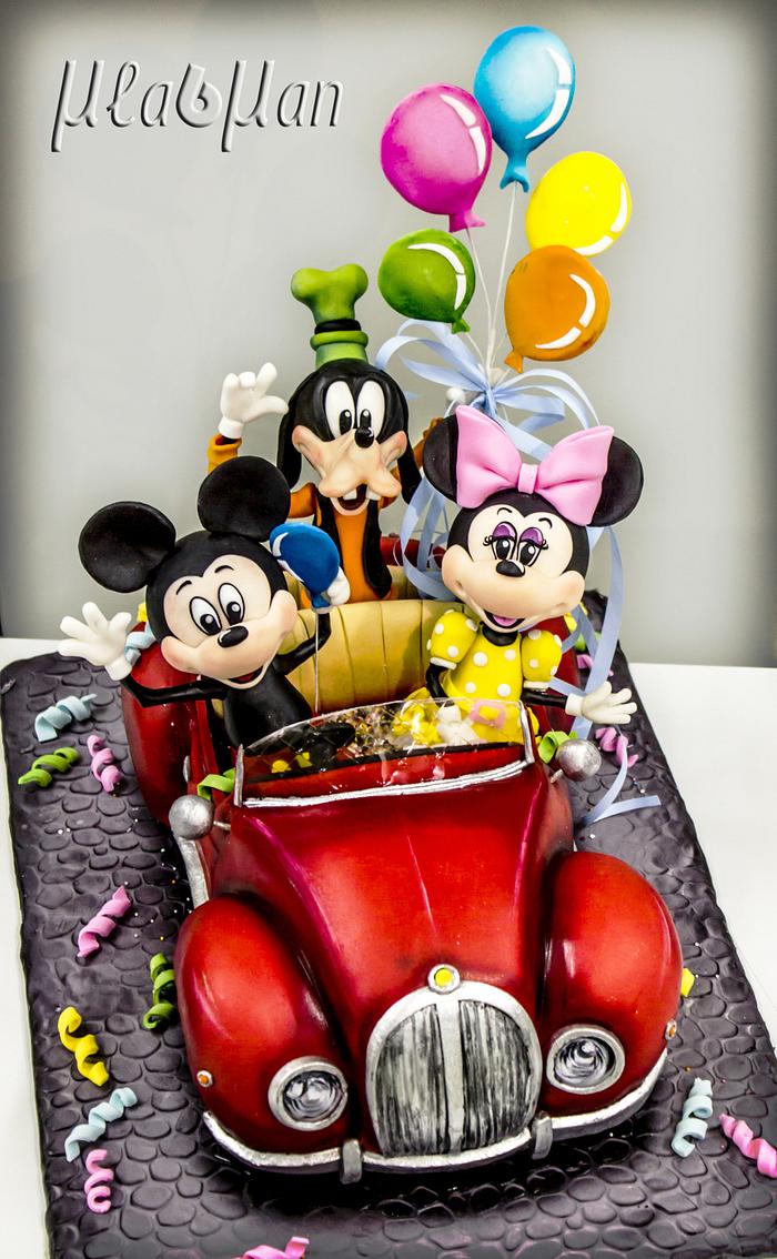 Mickey and friends goes to party cake