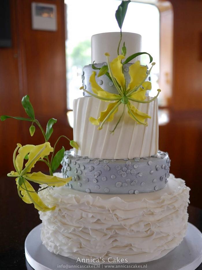 Gloriosa wedding cake
