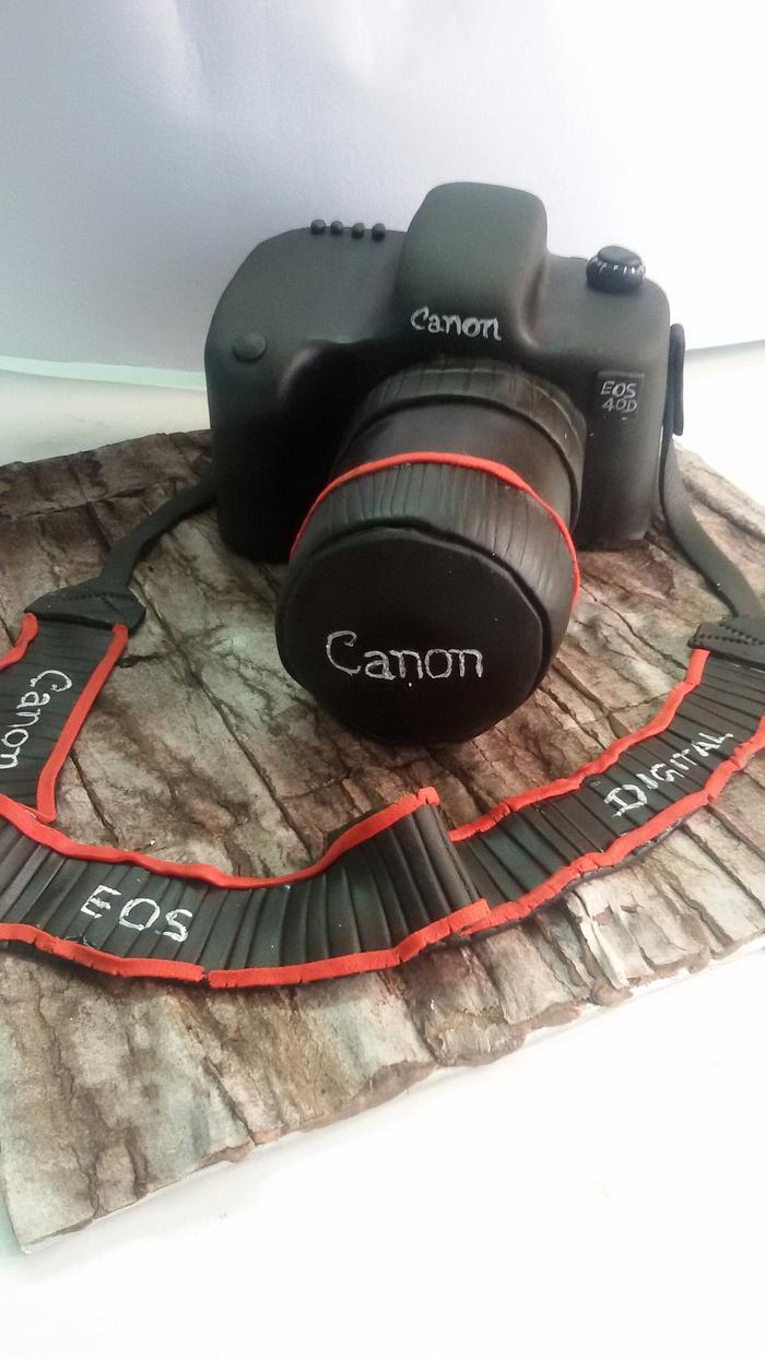 A canon camera cake