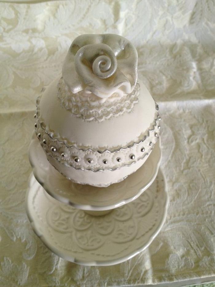 Bauble cake with rolled rose