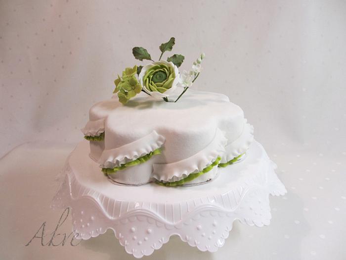 Frilling cake with ranunculus