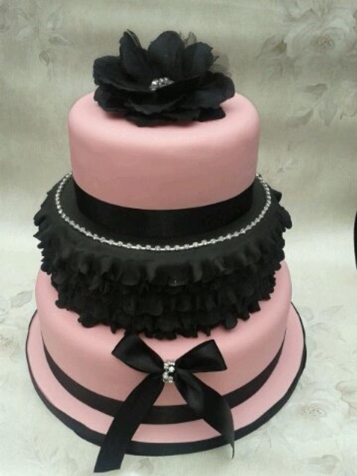 Черно розовый торт. Торт черно розовый. Торт черный с розовым. Тортик черный розовый. Торт черный с розовым для девочки.