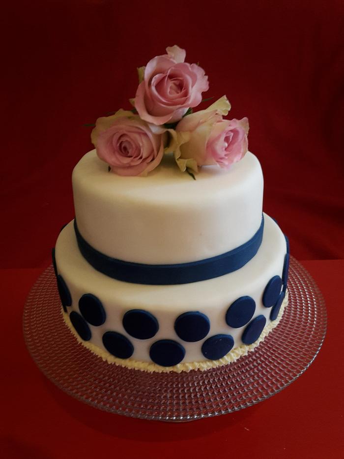 Blue polka dots cake 