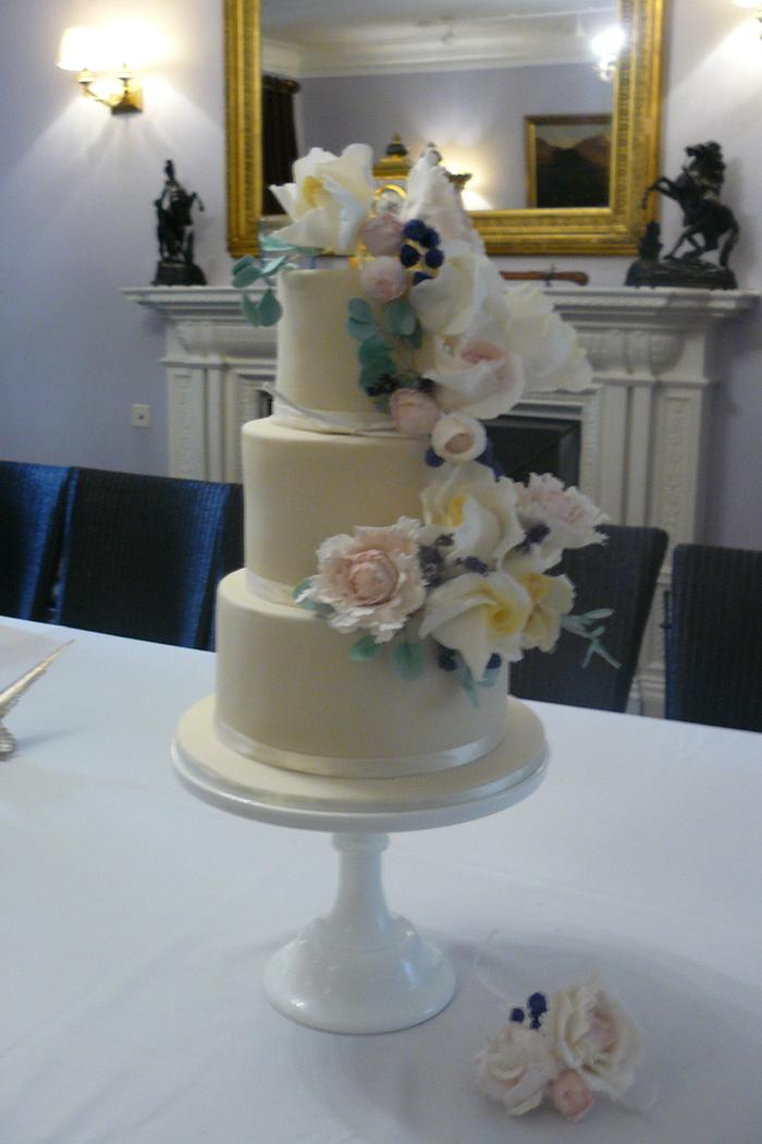 Autum Wedding cake with blackberries and roses