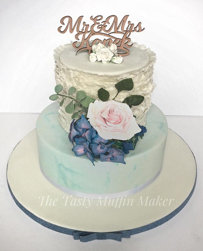 Vintage style ruffle wedding cake