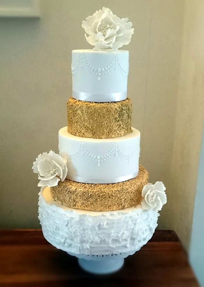 A wedding cake that sparkles 