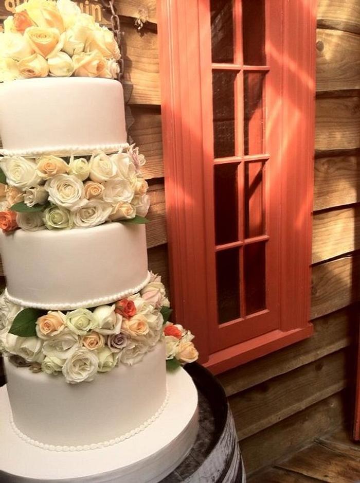 60kg Roses wedding cake