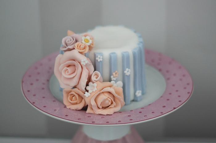 Mini striped cake with roses