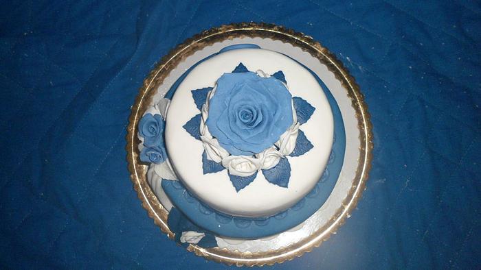 "Roses are white, roses are blue" cake