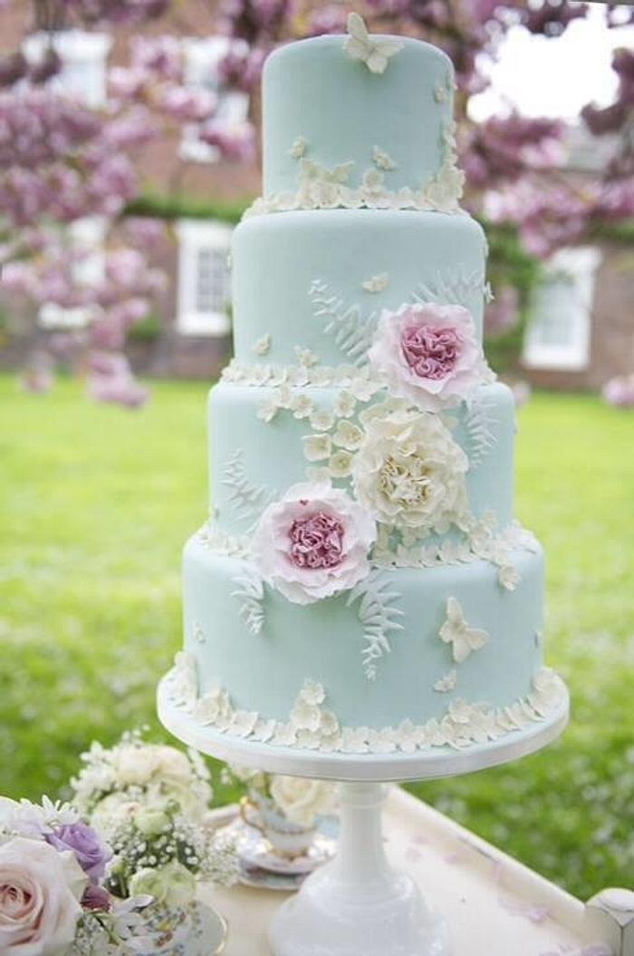 wedgewood inspired wedding cake