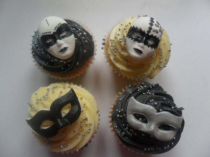 harlequin black/white cupcakes