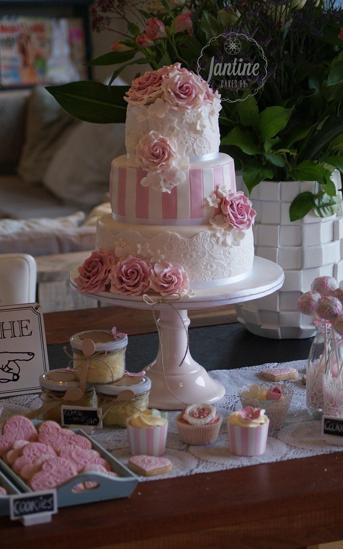 Romantic vintage weddingcake with sweet table