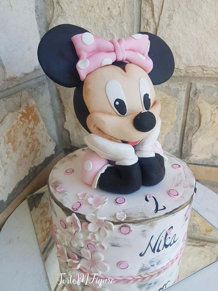 Minnie mouse fondant cake