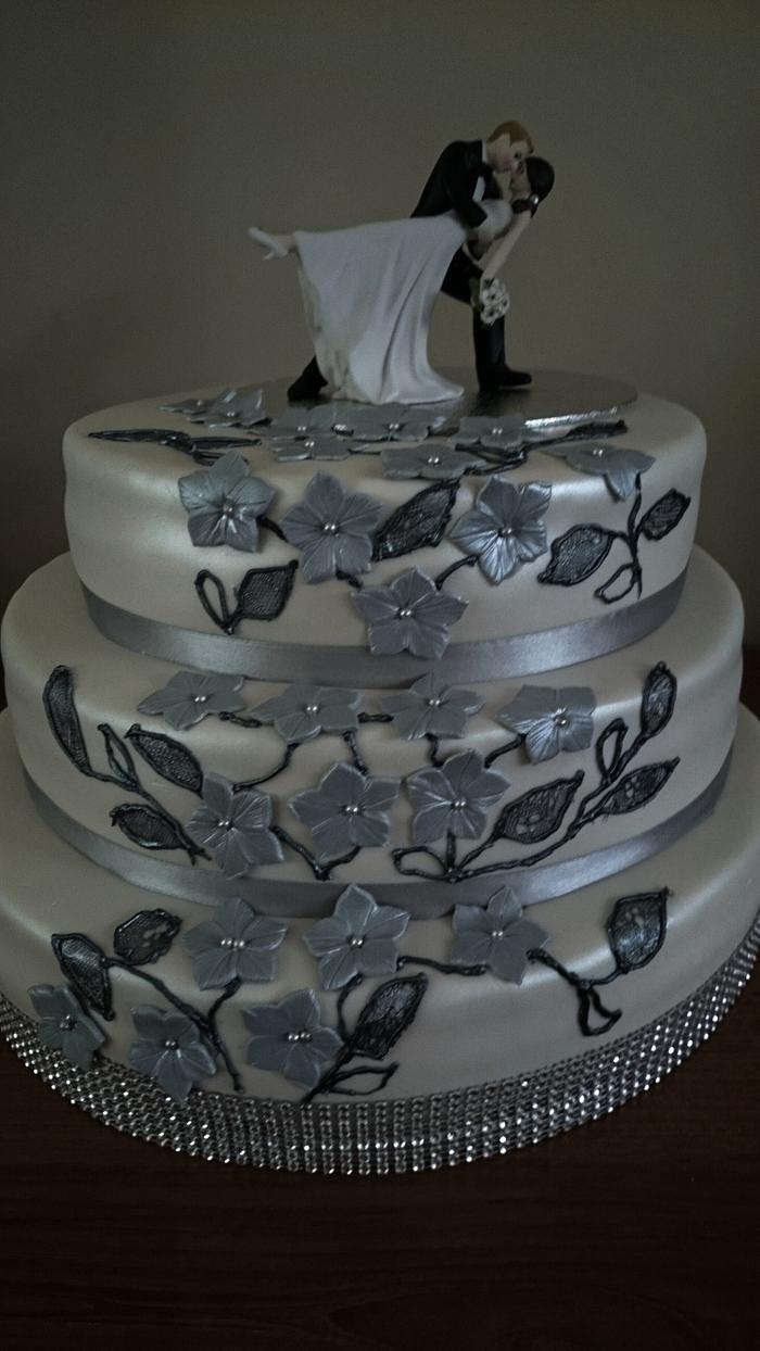 Weddingcake with silver and lace details