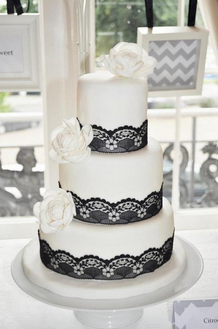Black & White Weddingcake with Lace