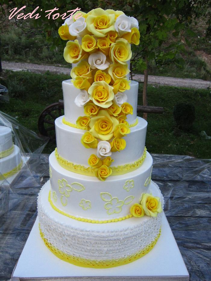 Yellow roses wedding cake