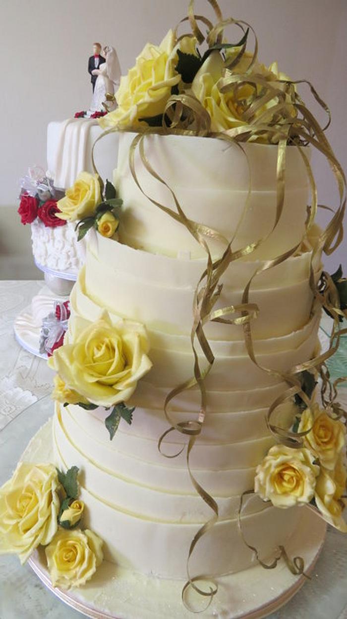 Yellow roses wedding cake