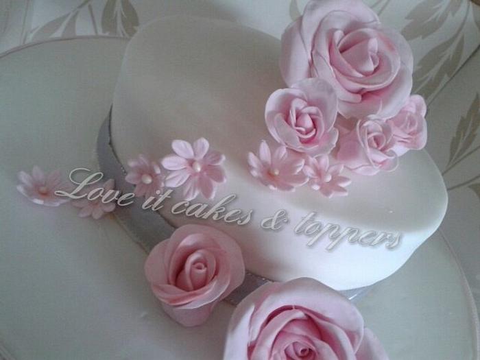 pink flowers cake