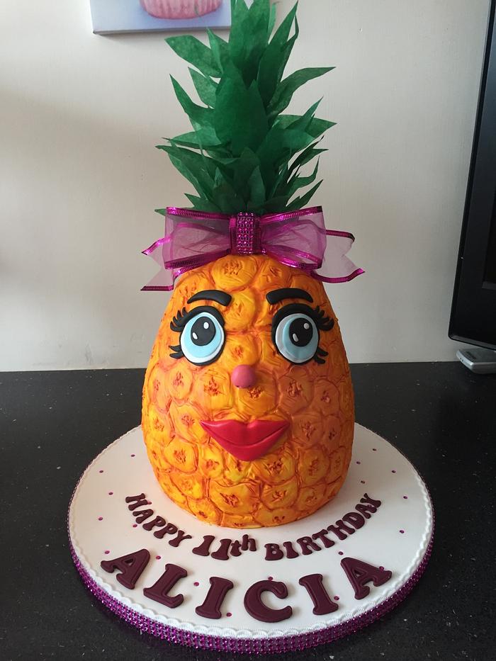 Pineapple face cake 