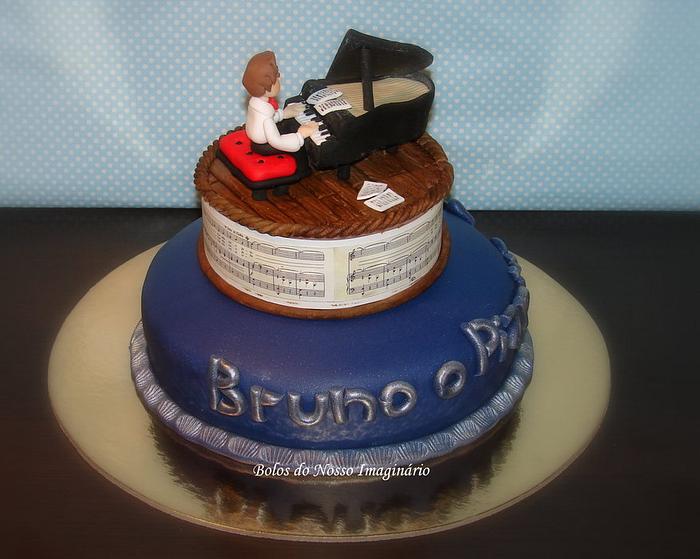 Playing the piano Cake