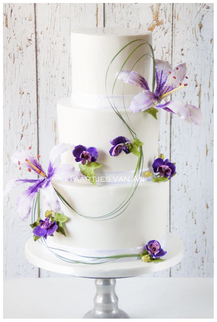 Weddingcake with sugarflowers