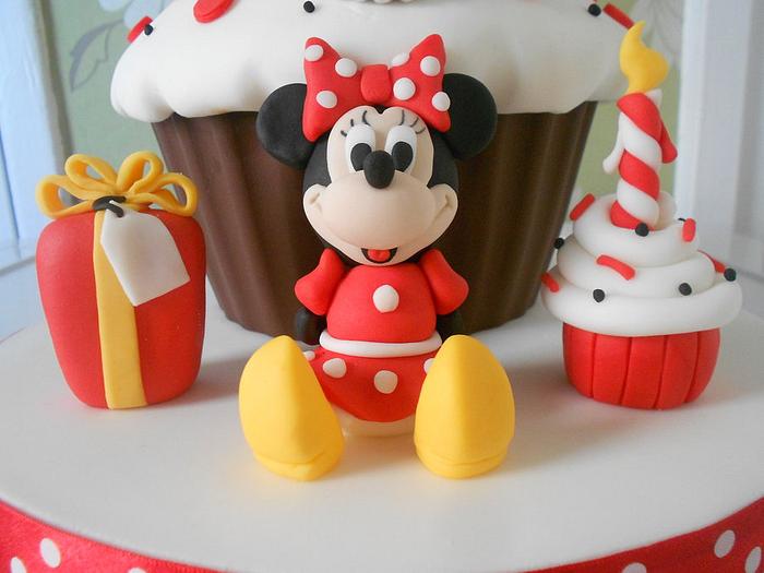 Minnie Mouse giant cupcake