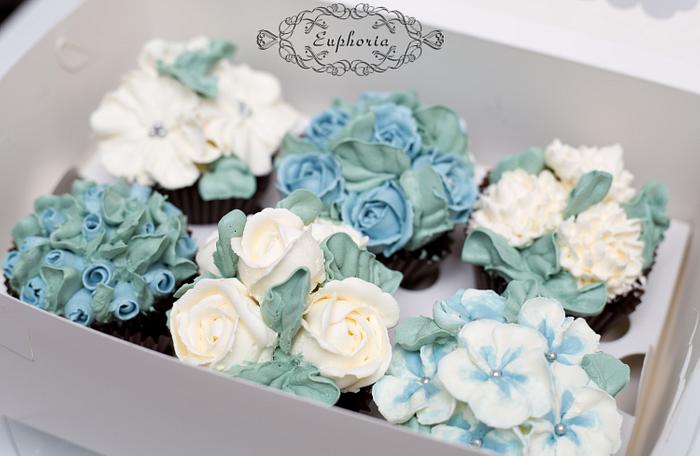 Cupcakes with flowers