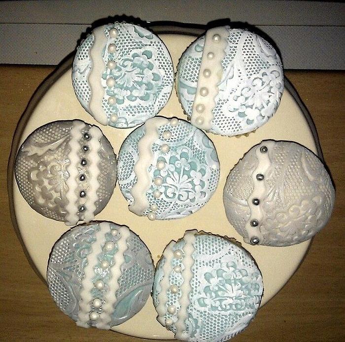 Lace effect cupcakes