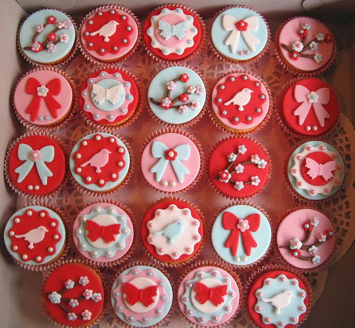 Pip-style cupcakes