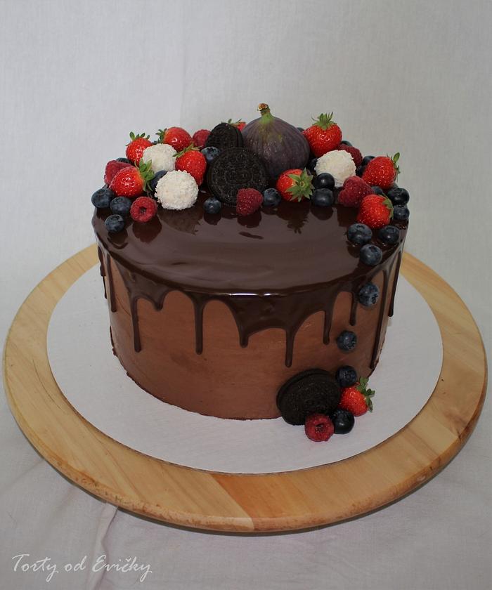Drip cake with fruits